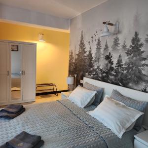 阿尔杰什河畔库尔泰亚My room accommodation的一间卧室设有两张床,墙上挂着一幅画