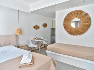 纳乌萨Corina Studios-Apartments的一间卧室配有两张床、镜子和桌子