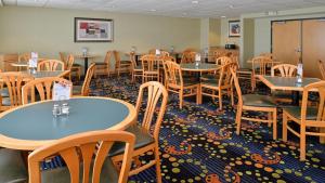 大洋城大洋城智选假日酒店的用餐室配有桌椅