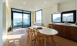 釜山Paul Mare Pool Villa的厨房以及带桌椅的用餐室。