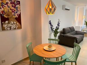 圣波拉Santa Pola Suites的客厅配有桌椅和沙发