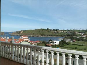 NavecesLa Cariñosa的从阳台可欣赏到城镇和水域的景色