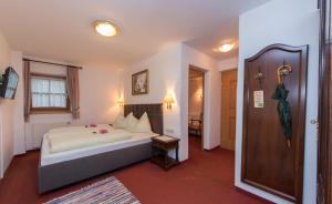 莱奥冈费恩霍夫蜜灵霍夫农家乐的一间酒店客房,设有一张床和一扇门
