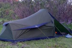 Einfachlosmachen-Zeltpunkt的坐在草地上的帐篷
