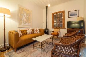 开普敦Snug Haven Cottage的带沙发和电视的客厅