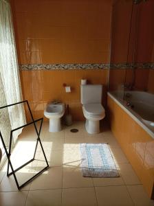 NavecesLa Cariñosa的浴室配有卫生间、浴缸和水槽。