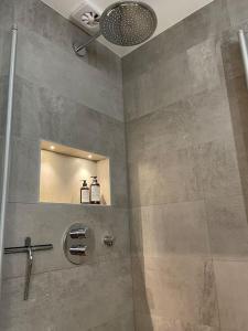 瑟尔沃斯堡Villa Valjensa的带淋浴、水槽和镜子的浴室