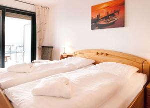 萨斯尼茨Villa Friede_Marie_ App_ Meere的带窗户的客房内的2张白色床