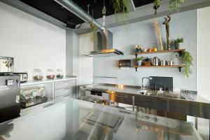 鸟取市鸟取德罗普旅舍的一个带不锈钢台面的大厨房