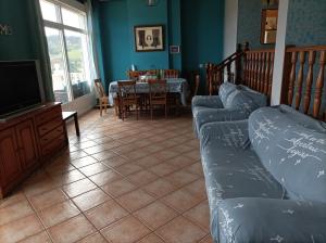 NavecesLa Cariñosa的带沙发、电视和桌子的客厅