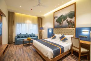 乌代浦Raghu Mahal Hotel的酒店客房,配有床和沙发