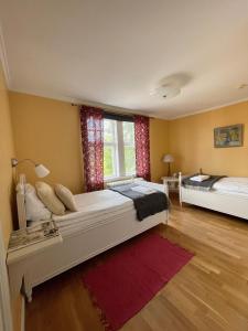 BorensbergGöta Hotell的一间卧室设有两张床和窗户。