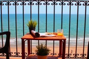 珀特萨普拉亚Sea You Apartamentos Valencia Port Saplaya的一张桌子,上面放着一杯橙汁