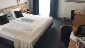 MitterteichMiratel的酒店客房设有一张大床,上面有标志