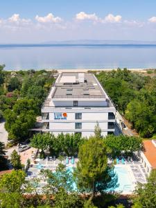 阿吉亚特拉萨阳光海滩酒店的享有带游泳池的办公大楼的空中景致