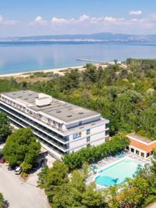 阿吉亚特拉萨阳光海滩酒店的享有酒店空中美景,设有游泳池