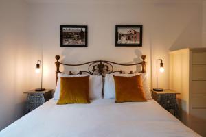 麦克尔斯菲尔德4 Bedroom Town House的一间卧室配有一张带两盏灯的大型白色床。