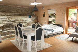 劳拉斯玛Natura Sauna的一间卧室配有桌椅和一张床