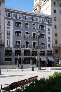 马德里里贾纳酒店的前面有长凳的大建筑