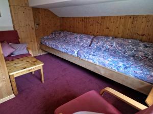 Glaris2 Zimmer Ferienwohnung Davos-Glaris的小房间设有一张床和一张桌子