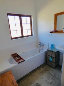 安德伯格Bamboo Mountain Farm的白色的浴室设有浴缸和水槽。