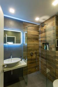 索非亚ComfortMe的一间带水槽和淋浴的浴室