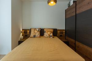 索非亚ComfortMe的一间卧室配有一张带枕头的大床