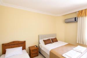 卡亚克Yeşilkaya Hotel的一间卧室配有两张床和空调。