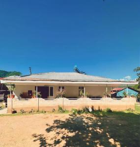 Khelvach'auriAgro Guest House Tsiskari in Machakhela的前面有围栏的房子