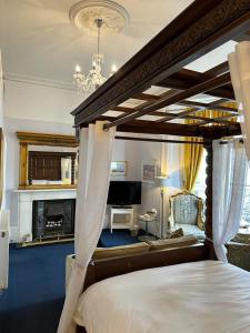 布莱顿霍夫Blue Sky Guest House的一间卧室设有一张床和一间客厅。