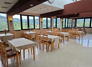 大特尔诺沃The Hill的用餐室设有桌椅和窗户。
