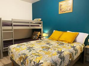 阿尔勒Auberge des Plaines - Appartements avec terrasse的一间卧室配有一张床和一张双层床。