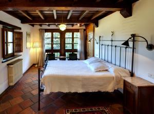 塞洛里奥HOTEL RURAL ARREDONDO的一间卧室,卧室内配有一张大床