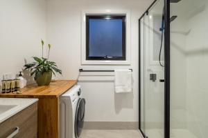 Simpsons BayBlyth Retreat, Bruny Island的一间带洗衣机和窗户的浴室