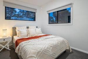 Simpsons BayBlyth Retreat, Bruny Island的一间白色卧室,配有床和2个窗户