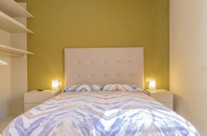 塔拉戈纳Vive Tarragona的一间卧室配有一张两盏灯,两边都配有一张床铺