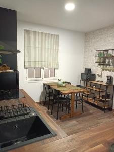 马尔皮卡Apartamento Solpor的一间厨房,里面配有桌椅