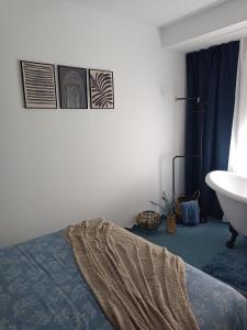 马尔皮卡Apartamento Solpor的一间带床、浴缸和水槽的浴室