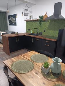 马尔皮卡Apartamento Solpor的带木桌的厨房和带水槽的厨房