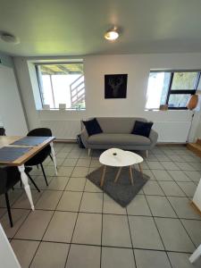 霍尔斯沃德吕尔Apartment - Fíflholt的客厅配有沙发和桌子