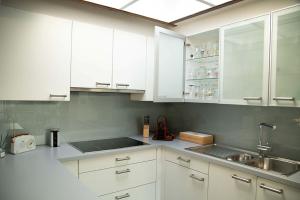 ZeleRoom "Carpe Diem"的厨房配有白色橱柜和水槽