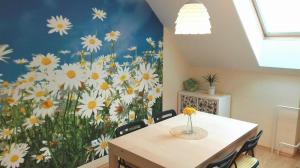 特热邦Vila Květ的墙上装饰有花卉壁画的用餐室