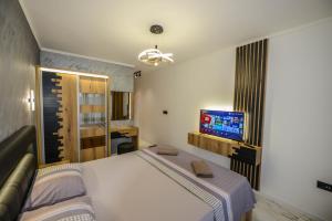 乌尔齐尼SUNLIGHT的一间卧室配有一张床和一台平面电视