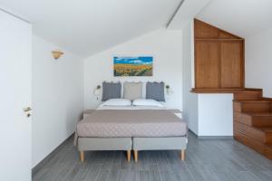 索伦托Casale del Nonno的一间卧室配有一张床和一个木制橱柜