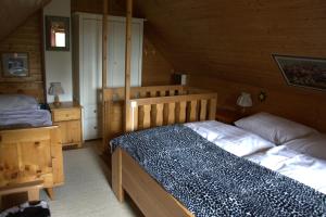 图拉彻霍赫Bergheim Schmidt, Almhütten im Wald Appartments an der Piste Alpine Huts in Forrest Appartments near Slope的小木屋内一间卧室,配有一张床