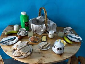 PortelaEcoFunco的一张带早餐食品和钱包的木桌