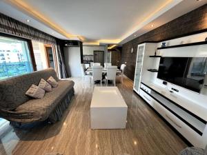 Penthouse 4 bedrooms, 1 living room, to the sea 7 minutes walk的休息区
