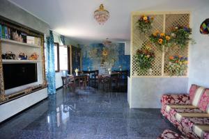 San Martino In StradaB & B L'almanacco的带沙发的客厅和用餐室