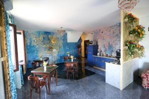 San Martino In StradaB & B L'almanacco的厨房拥有蓝色的墙壁和木制桌椅