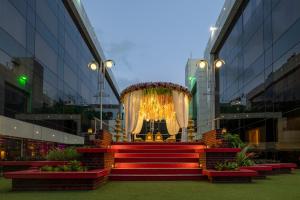 孟买Hotel Kohinoor Continental,Airport的一座大楼中央的大喷泉